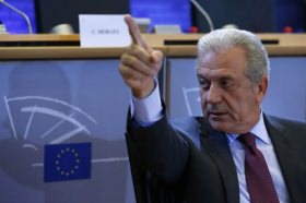 Δημιουργία στρατοπέδων μεταναστών προτείνουν Μογκερίνι-Αβραμόπουλος