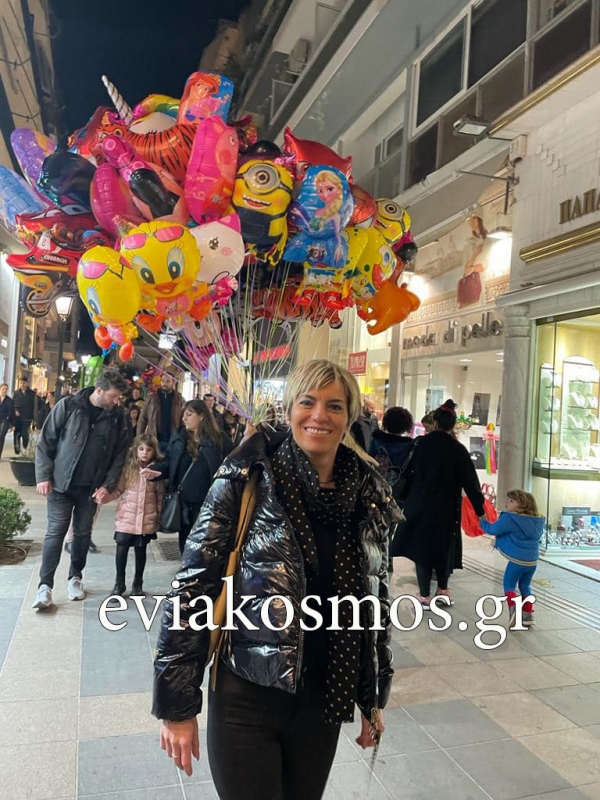 Στη Χαλκίδα η Σοφία Νικολάου απολαμβάνει τις καρναβαλικές εκδηλώσεις