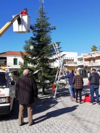Αμάρυνθος: Οι Εθελοντές έστησαν και στόλισαν το Χριστουγεννιάτικο δέντρο