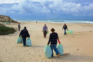 Την Παρασκευή μικροί μεγάλοι καθαρίζουν τις παραλίες στην Κύμη