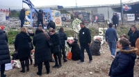 Δυστύχημα στα Τέμπη: Ραγίζουν καρδιές στο μνημόσυνο για τα 57 θύματα- Λύγησε και ο ιερέας …