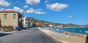 Περιφέρεια Στερεάς: Με χρηματοδότηση 7.000.000 € από το Ταμείο Ανάκαμψης οι εργασίες ανακατασκευής και προστασίας από τη διάβρωση του παραλιακού δρόμου της Πλατάνας