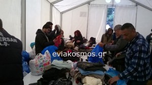 Παράδοση ειδών πρώτης ανάγκης στους πρόσφυγες και μετανάστες στη Ριτσώνα